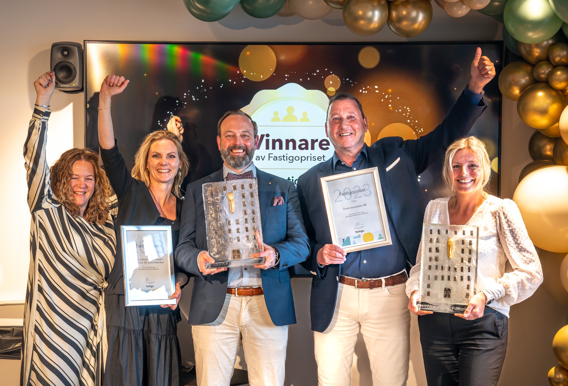 "Glada vinnare av Fastigopriset 2023. Från vänster Catharina Elw, Anna Willstedt och Tobias Hörnquist, Gummifabriken Värnamo, och Ulf Rohlén och Karin Nordmark från Örebrobostäder."